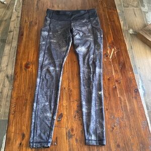 Lululemon size 8 ankle length gray/blk snake print